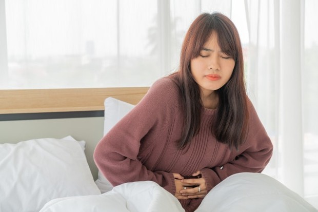 Banyak orang mengira bahwa seks saat menstruasi dapat mencegah kehamilan. Faktanya, wanita bisa tetap hamil sekalipun hubungan dilakukan saat sedang haid.