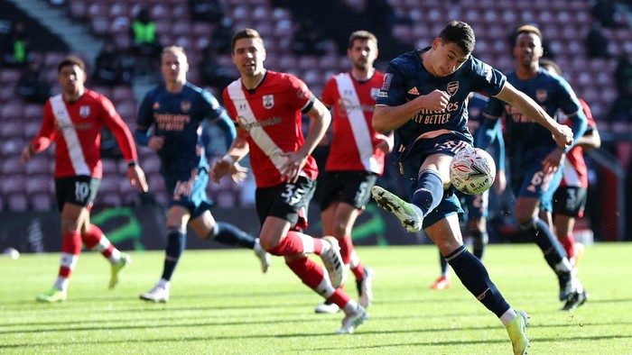 SOUTHAMPTON, ENGLAND - JANUARY 23: Gabriel Martinelli of Arsenal shoots during The Emirates FA Cup Fourth Round match between Southampton FC and Arsenal FC on January 23, 2021 in Southampton, England. Sporting stadiums around the UK remain under strict restrictions due to the Coronavirus Pandemic as Government social distancing laws prohibit fans inside venues resulting in games being played behind closed doors. (Photo by Catherine Ivill/Getty Images)