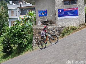 Hobi Gowes? Jajal Tanjakan Langit Cijengkol 75 Derajat di Lembang