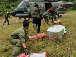 TNI AU Bantu Salurkan Donasi ke Daerah Terisolir di Sulbar