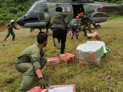 TNI AU Bantu Salurkan Donasi ke Daerah Terisolir di Sulbar