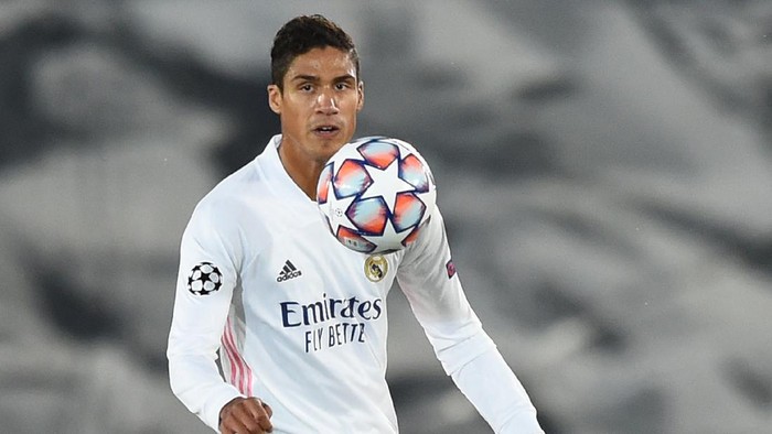 MADRID, SPAIN - OCTOBER 21: Raphael Varane of Real Madrid CF controls the ball during the UEFA Champions League Group B stage match between Real Madrid and Shakhtar Donetsk at Estadio Alfredo De Stefano on October 21, 2020 in Madrid, Spain. (Photo by Denis Doyle/Getty Images)