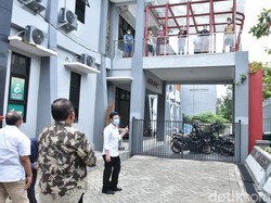 Wagub Emil Tinjau Asrama COVID-19 di Trenggalek, Beri Semangat Pasien Isolasi