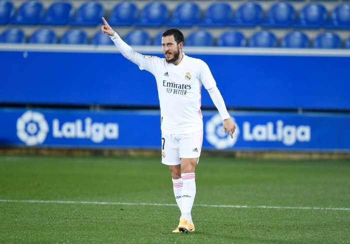 1298006692 VITORIA-GASTEIZ, SPAIN - JANUARY 23: Eden Hazard of Real Madrid celebrates after scoring their team's third goal during the La Liga Santander match between Deportivo Alaves and Real Madrid at Estadio de Mendizorroza on January 23, 2021 in Vitoria-Gasteiz, Spain. Sporting stadiums around Spain remain under strict restrictions due to the Coronavirus Pandemic as Government social distancing laws prohibit fans inside venues resulting in games being played behind closed doors. (Photo by Juan Manuel Serrano Arce/Getty Images)