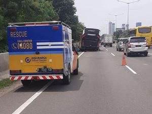 Brak.. Detik-detik Ban Bus Akap Copot di Tol Kebon Jeruk