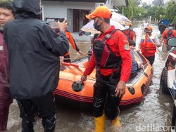 BPBD Evakuasi Ibu dan Bayi Terdampak Banjir Jatibening Permai Bekasi