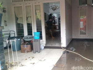 Banjir Surut, Warga Jatibening Mulai Bersih-bersih Rumah Banjir Surut, Warga Jatibening Mulai Bersih-bersih Rumah