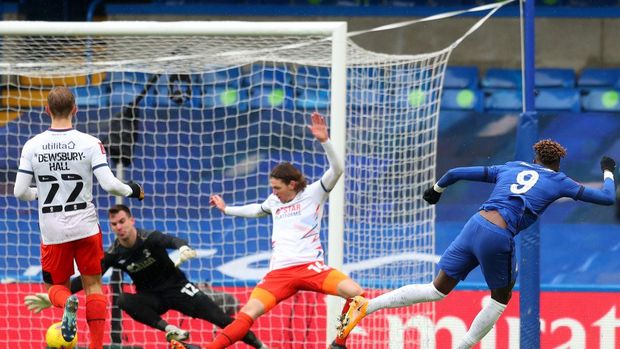 LONDON, ENGLAND - JANUARY 24: Kepa of Chelsea watches on as Jordan Clark of Luton Town (not pictured) scores their sides first goal during The Emirates FA Cup Fourth Round match between Chelsea and Luton Town at Stamford Bridge on January 24, 2021 in London, England. Sporting stadiums around the UK remain under strict restrictions due to the Coronavirus Pandemic as Government social distancing laws prohibit fans inside venues resulting in games being played behind closed doors. (Photo by Catherine Ivill/Getty Images)