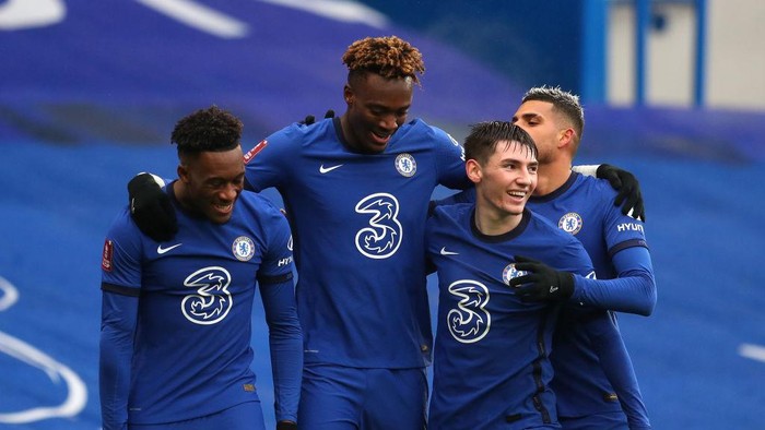 LONDON, ENGLAND - JANUARY 24: Tammy Abraham of Chelsea celebrates after scoring their sides third goal with team mates (L-R) Callum Hudson-Odoi, Billy Gilmour and Emerson during The Emirates FA Cup Fourth Round match between Chelsea and Luton Town at Stamford Bridge on January 24, 2021 in London, England. Sporting stadiums around the UK remain under strict restrictions due to the Coronavirus Pandemic as Government social distancing laws prohibit fans inside venues resulting in games being played behind closed doors. (Photo by Catherine Ivill/Getty Images)