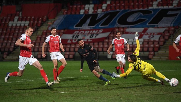 Cheltenham vs Man City CHELTENHAM, ENGLAND - JANUARY 23: Gabriel Jesus of Manchester City shoots wide during The Emirates FA Cup Fourth Round match between Cheltenham Town and Manchester City at Jonny Rocks Stadium on January 23, 2021 in Cheltenham, England. Sporting stadiums around the UK remain under strict restrictions due to the Coronavirus Pandemic as Government social distancing laws prohibit fans inside venues resulting in games being played behind closed doors. (Photo by Shaun Botterill/Getty Images)