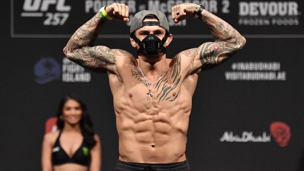 Jan 22, 2021; Abu Dhabi, UNITED ARAB EMIRATES;  Dustin Poirier poses on the scale during the UFC 257 weigh-in at Etihad Arena on UFC Fight Island on January 22, 2021 in Abu Dhabi, United Arab Emirates.  Mandatory Credit: Jeff Bottari/Handout Photo via USA TODAY Sports