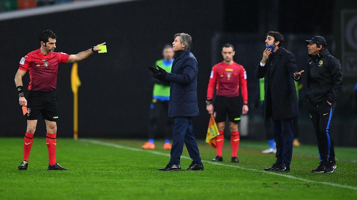 Pelatih Inter Milan Antonio Conte dikartu merah wasit saat diimbangi Udinese. (Foto: Getty Images/Alessandro Sabattini)