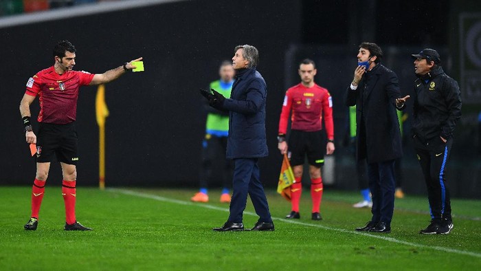 UDINE, ITALY - JANUARY 23:Referee Fabio Maresca shows the red card to  Antonio Conte head coach of FC Internazionale during the Serie A match between Udinese Calcio and FC Internazionale at Dacia Arena on January 23, 2021 in Udine, Italy. (Photo by Alessandro Sabattini/Getty Images)