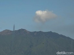 Asap Putih Mulai Muncul di Gunung Raung yang Erupsi