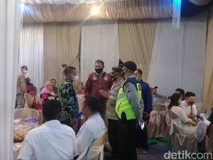 Petugas Gabungan Hentikan Hajatan Pernikahan di Sidoarjo Petugas Gabungan Hentikan Hajatan Pernikahan di Sidoarjo