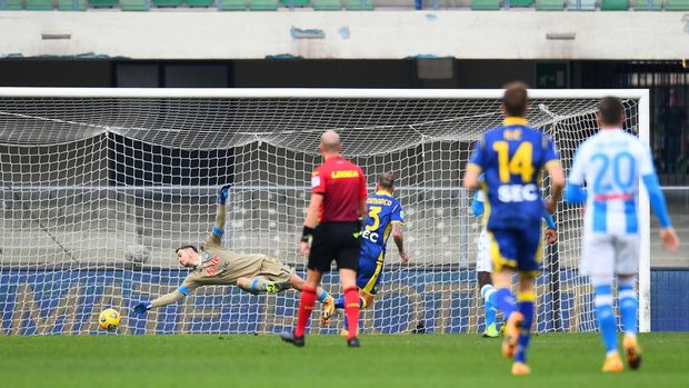 VERONA, ITALY - JANUARY 24: Federico Dimarco of Verona scores their sides first goal past Alex Meret of SSC Napoli during the Serie A match between Hellas Verona FC and SSC Napoli at Stadio Marcantonio Bentegodi on January 24, 2021 in Verona, Italy. Sporting stadiums around Italy remain under strict restrictions due to the Coronavirus Pandemic as Government social distancing laws prohibit fans inside venues resulting in games being played behind closed doors. (Photo by Alessandro Sabattini/Getty Images)
