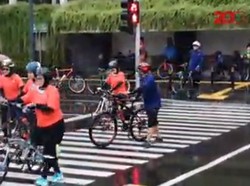 Hujan Deras Guyur DKI Minggu Pagi, Bundaran HI Tetap Ramai Pesepeda