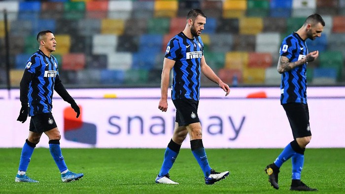 UDINE, ITALY - JANUARY 23: Alexis Sánchez of FC Internazionale (L) and teammates react after the Serie A match between Udinese Calcio and FC Internazionale at Dacia Arena on January 23, 2021 in Udine, Italy. (Photo by Alessandro Sabattini/Getty Images)