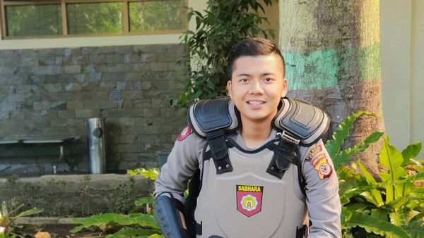 Intip Gaya Ngopi Imam, Polisi Ganteng Asli Bandung