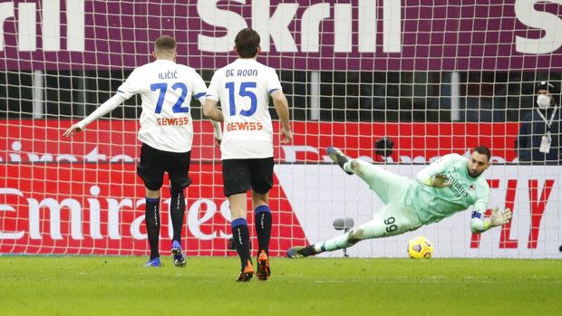 Atalanta's Josip Ilicic scores his side's 2nd goal from the penalty spot, during the Serie A soccer match between AC Milan and Atalanta at the Milan San Siro Stadium, Italy, Saturday, Jan. 23, 2021. (AP Photo/Antonio Calanni)