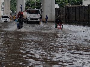 Jakarta Diguyur Hujan, Jalan di Kelapa Gading Tergenang 30 Cm