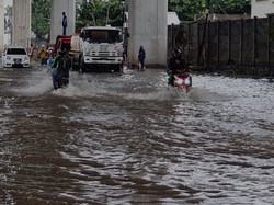 Jakarta Diguyur Hujan, Jalan di Kelapa Gading Tergenang 30 Cm