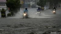 Diguyur Hujan Lebat, Jalan Komsen Jati Asih Banjir