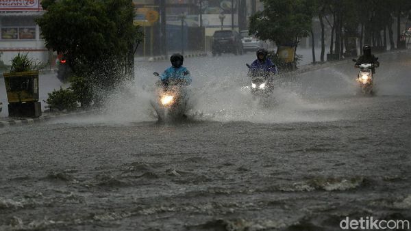 Diguyur Hujan Lebat, Jalan Komsen Jati Asih Banjir