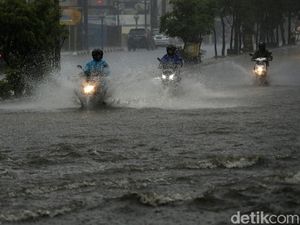 Diguyur Hujan Lebat, Jalan Komsen Jati Asih Banjir