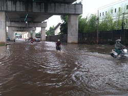 Jalan Pegangsaan Dua Jakut Tergenang, Sudin SDA Kerahkan Pompa