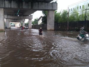 Jalan Pegangsaan Dua Jakut Tergenang, Sudin SDA Kerahkan Pompa Jalan Pegangsaan Dua Jakut Tergenang, Sudin SDA Kerahkan Pompa