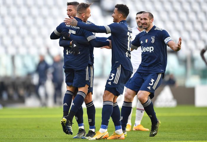 Juventus TURIN, ITALY - JANUARY 24: Arthur (L) of Juventus celebrates the opening goal with team mates during the Serie A match between Juventus and Bologna FC at Allianz Stadium on January 24, 2021 in Turin, Italy. (Photo by Valerio Pennicino/Getty Images )
