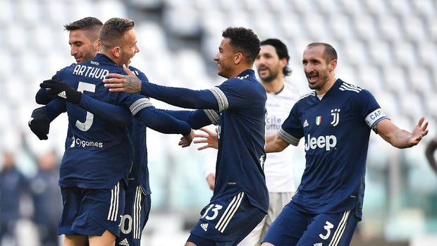 TURIN, ITALY - JANUARY 24:  Arthur (L) of Juventus celebrates the opening goal with team mates during the Serie A match between Juventus and Bologna FC at Allianz Stadium on January 24, 2021 in Turin, Italy.  (Photo by Valerio Pennicino/Getty Images )