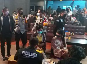 Kafe Dangdut di Jaksel Dirazia, Tamu-Pemandu Lagu Duduk Tak Berjarak