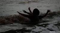 Keceriaan Anak-anak Bermain Banjir di Jalan Komsen Bekasi