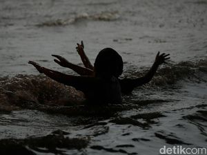 Keceriaan Anak-anak Bermain Banjir di Jalan Komsen Bekasi