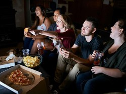 Khusus Kaum Rebahan, Makan Pizza Sambil Nonton Netflix Digaji Rp 7 Juta!