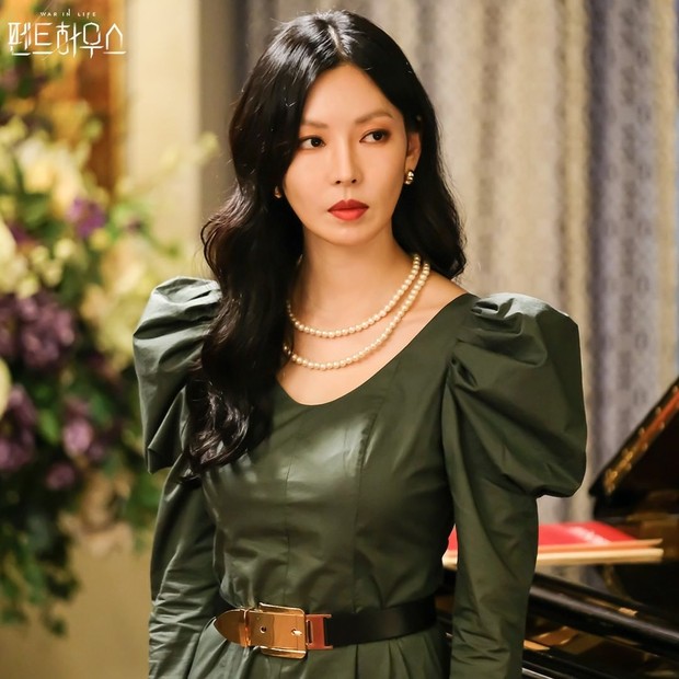 Kim So Yeon saat memerankan tokoh Cheon Seo Jin dalam drama The Penthouse : War in Life.