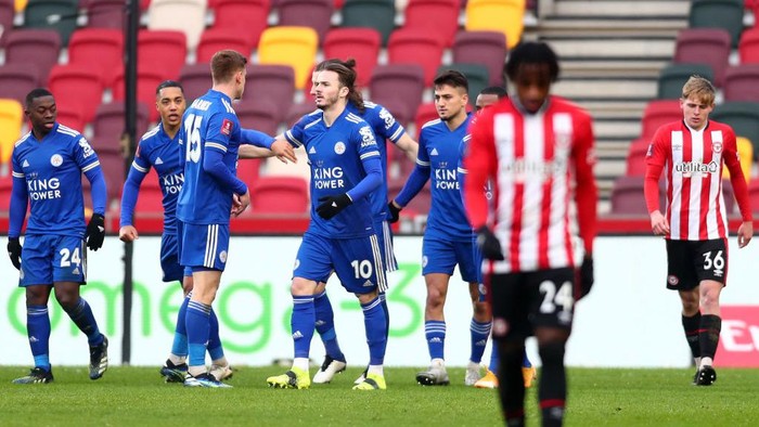 BRENTFORD, ENGLAND - JANUARY 24: Cengiz Under of Leicester City celebrates with team mates (L - R) Namplayas Mendy, Youri Tielemans, Harvey Barnes and James Maddison after scoring their sides first goal during The Emirates FA Cup Fourth Round match between Brentford and Leicester City at Brentford Community Stadium on January 24, 2021 in Brentford, England. Sporting stadiums around the UK remain under strict restrictions due to the Coronavirus Pandemic as Government social distancing laws prohibit fans inside venues resulting in games being played behind closed doors. (Photo by Clive Rose/Getty Images)
