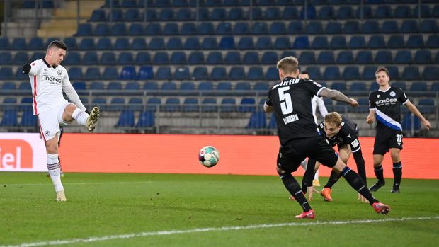 BIELEFELD, GERMANY - JANUARY 23: Luka Jovic of Eintracht Frankfurt scores their side's fifth goal during the Bundesliga match between DSC Arminia Bielefeld and Eintracht Frankfurt at Schueco Arena on January 23, 2021 in Bielefeld, Germany. Sporting stadiums around Germany remain under strict restrictions due to the Coronavirus Pandemic as Government social distancing laws prohibit fans inside venues resulting in games being played behind closed doors. (Photo by Stuart Franklin/Getty Images)