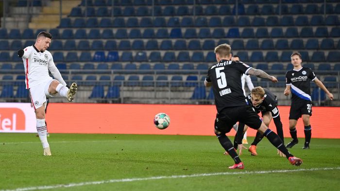 luka jovic eintracht frankfurt bundesliga liga jerman BIELEFELD, GERMANY - JANUARY 23: Luka Jovic of Eintracht Frankfurt scores their sides fifth goal during the Bundesliga match between DSC Arminia Bielefeld and Eintracht Frankfurt at Schueco Arena on January 23, 2021 in Bielefeld, Germany. Sporting stadiums around Germany remain under strict restrictions due to the Coronavirus Pandemic as Government social distancing laws prohibit fans inside venues resulting in games being played behind closed doors. (Photo by Stuart Franklin/Getty Images)
