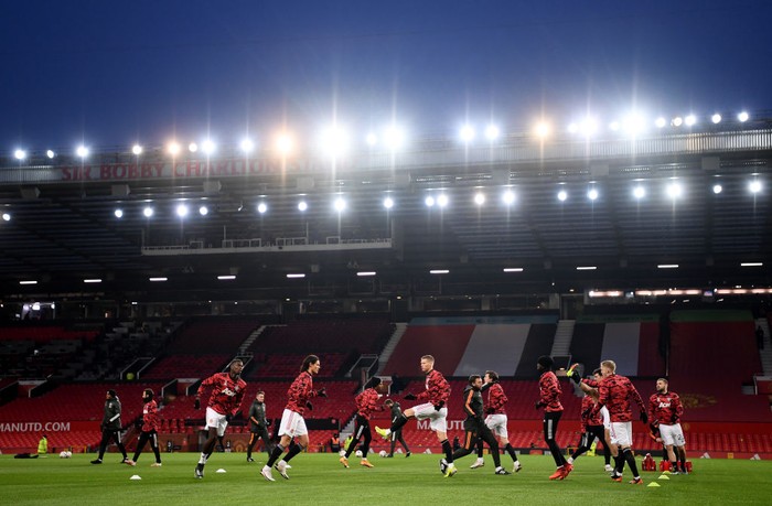 MANCHESTER, ENGLAND - JANUARY 24: The Manchester United team warm up ahead of The Emirates FA Cup Fourth Round match between Manchester United and Liverpool at Old Trafford on January 24, 2021 in Manchester, England. Sporting stadiums around the UK remain under strict restrictions due to the Coronavirus Pandemic as Government social distancing laws prohibit fans inside venues resulting in games being played behind closed doors. (Photo by Laurence Griffiths/Getty Images)
