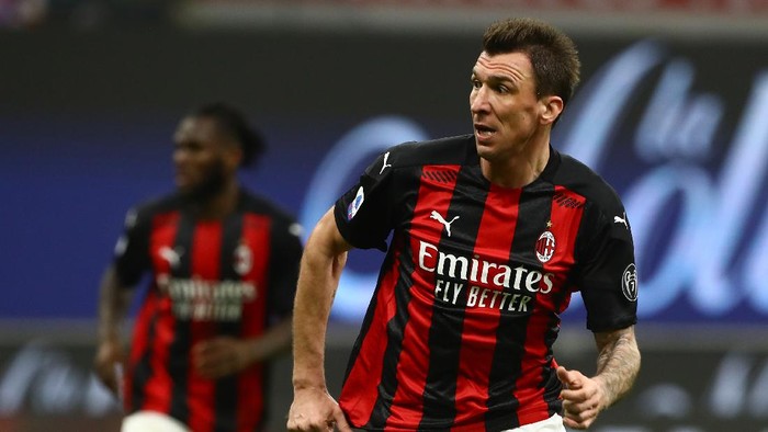 MILAN, ITALY - JANUARY 23: Mario Mandzukic of Milan in action during the Serie A match between AC Milan and Atalanta BC at Stadio Giuseppe Meazza on January 23, 2021 in Milan, Italy. Sporting stadiums around Italy remain under strict restrictions due to the Coronavirus Pandemic as Government social distancing laws prohibit fans inside venues resulting in games being played behind closed doors. (Photo by Marco Luzzani/Getty Images)