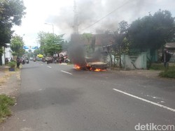 Sebuah Sedan Terbakar di Jember Saat Digunakan Pergi Memancing