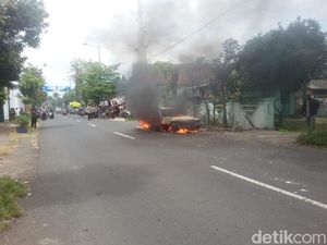 Sebuah Sedan Terbakar di Jember Saat Digunakan Pergi Memancing Sebuah Sedan Terbakar di Jember Saat Digunakan Pergi Memancing
