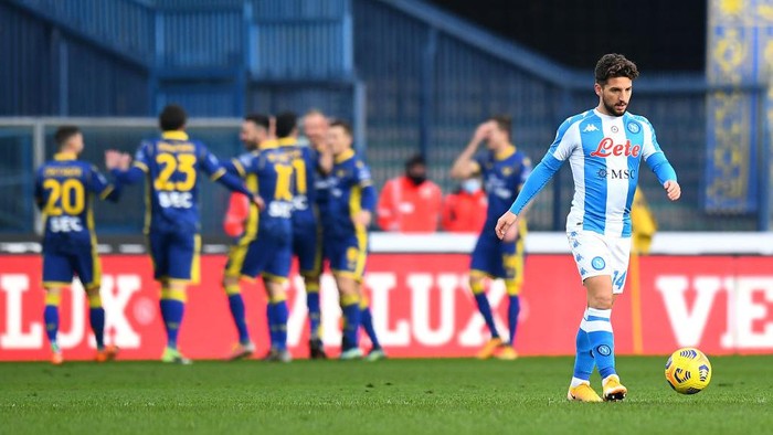 VERONA, ITALY - JANUARY 24: Dries Mertens of SSC Napoli reacts as Antonin Barak of Verona scores their sides second goal during the Serie A match between Hellas Verona FC and SSC Napoli at Stadio Marcantonio Bentegodi on January 24, 2021 in Verona, Italy. Sporting stadiums around Italy remain under strict restrictions due to the Coronavirus Pandemic as Government social distancing laws prohibit fans inside venues resulting in games being played behind closed doors. (Photo by Alessandro Sabattini/Getty Images)