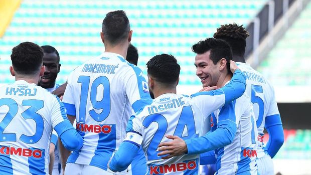 VERONA, ITALY - JANUARY 24: Hirving Lozano of SSC Napoli celebrates with team mate Lorenzo Insigne after scoring their side's first goal during the Serie A match between Hellas Verona FC and SSC Napoli at Stadio Marcantonio Bentegodi on January 24, 2021 in Verona, Italy. Sporting stadiums around Italy remain under strict restrictions due to the Coronavirus Pandemic as Government social distancing laws prohibit fans inside venues resulting in games being played behind closed doors. (Photo by Alessandro Sabattini/Getty Images)
