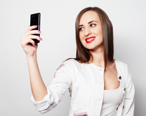 Jika kamu merindukannya, katakan. Jika kamu menginginkan dia ada di sisimu, katakan.