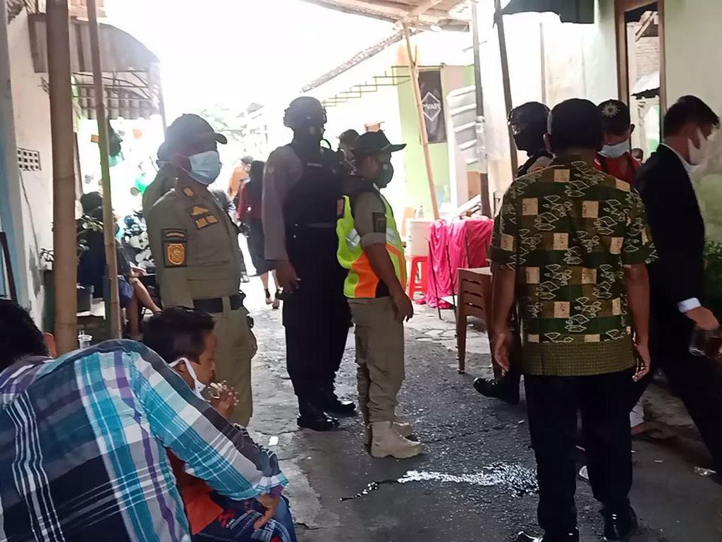 Polisi dan Satpol PP Bubarkan 2 Resepsi Pernikahan Saat PPKM di Solo Polisi dan Satpol PP Bubarkan 2 Resepsi Pernikahan Saat PPKM di Solo