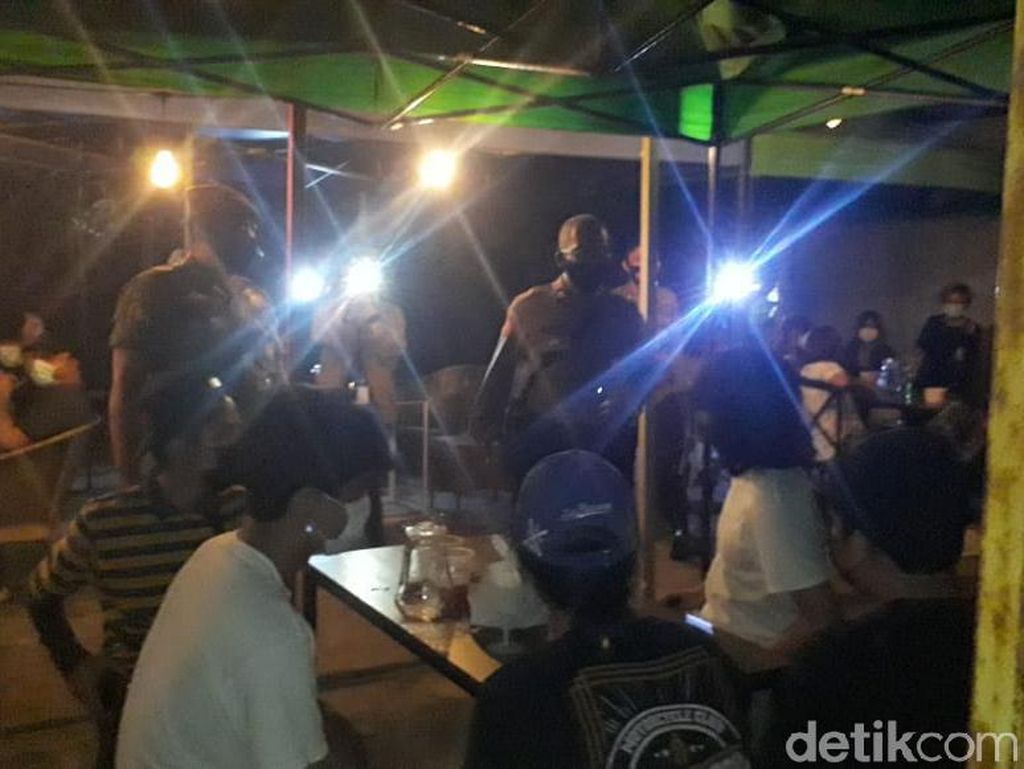 Polisi Bubarkan Kerumunan di Food Court Kemang, Pengunjung Dirapid Tes